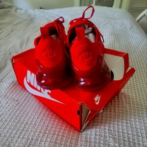 BIG KIDS' NIKE AIR MAX 270 CASUAL SHOES Size 7 (Used)